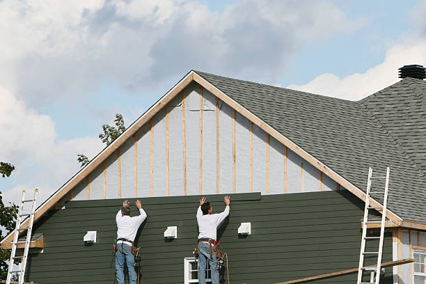 Professional Vinyl Siding technician working in Lisle, IL